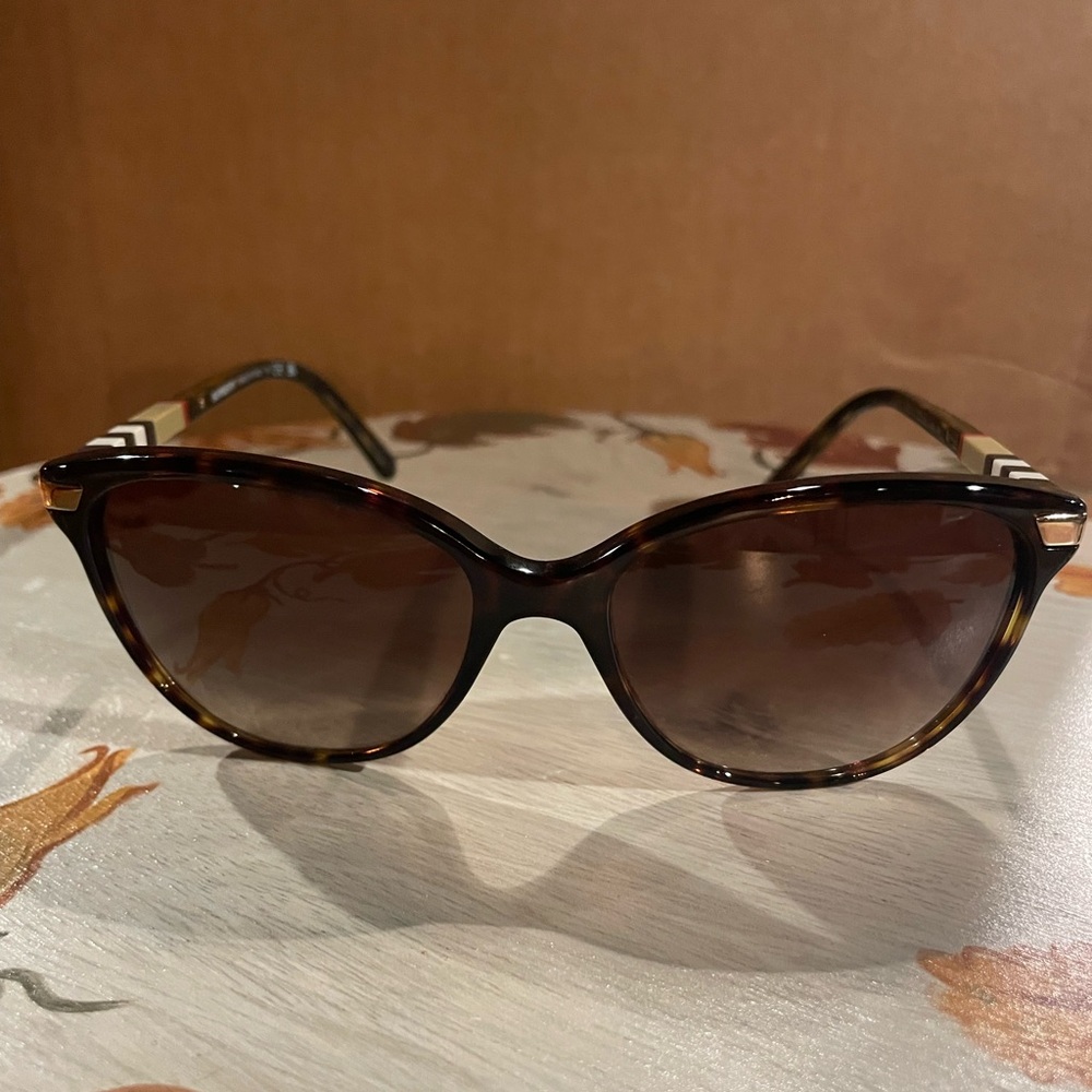 Burberry Sunglasses with Black and Cream Highlights - Picture 3 of 8